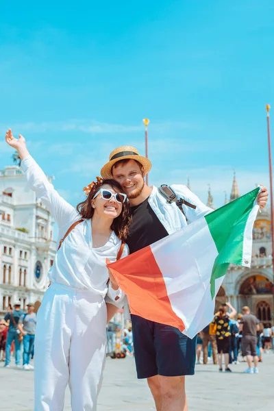 Mosolygó Pár Gazdaság Olasz Zászló Velence Központi Tér San Marco — Stock Fotó