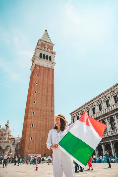 Olasz Zászló Közepén Velence Tér Harang Torony Háttérben Nyári Idő — Stock Fotó