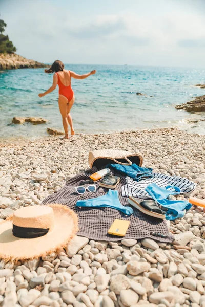 Junge Sexy Frau Roten Badeanzug Meer Strand Zeug Auf Decke — Stockfoto