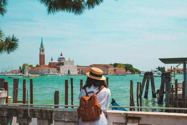 Touristin Schaut Sich Basilika San Giorgio Maggiore Venedig Italien Kopierraum — Stockfoto