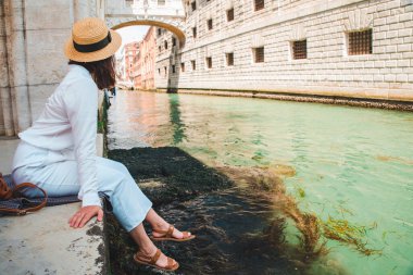 venedik İtalya'da şehir rıhtımında oturan kadın kanalların görünümü zevk kopya alanı
