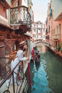 gandola yaz tatili ile kanal bakarak gülümseyen kadın portresi