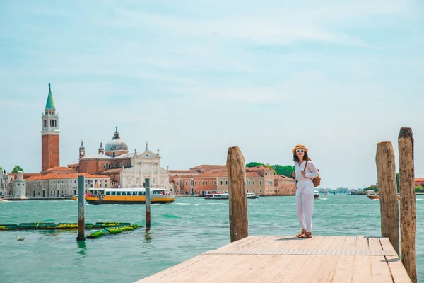 Turist kadın San Giorgio Maggiore Venedik 'e bakıyor.