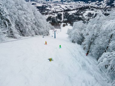 Kar kayakçılarının Ukrayna dağlarındaki kayak pistindeki hava manzarası.