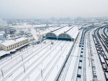 Lviv tren istasyonunun hava manzaralı eski buharlı treni.