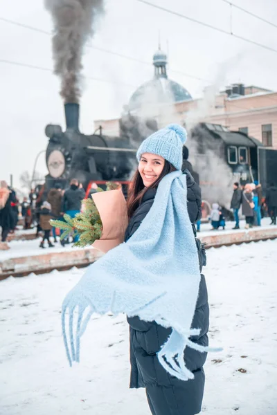 Retrato Mujer Sonriente Estación Tren Cerca Del Viejo Tren Vapor — Foto de Stock