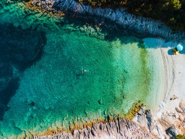 Açık deniz suyunda yüzen kadın manzarası Yunan tatili