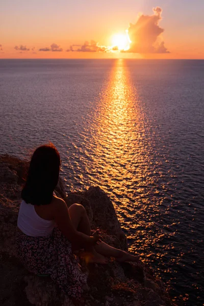 Женщина Наслаждается Закатом Над Морем Летний Отпуск — стоковое фото
