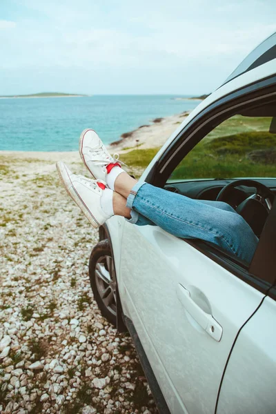 Pernas Homens Destacam Carro Estacionado Praia Mar Férias Verão — Fotografia de Stock