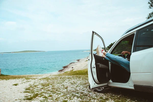 Männerbeine Ragen Aus Dem Strand Geparkten Auto Sommerferien — Stockfoto