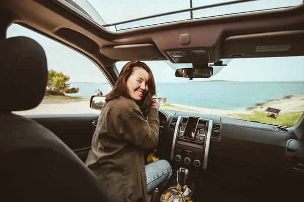 Frau Sitzt Entspannt Auto Und Schaut Auf Den Strand Sommerferien — Stockfoto
