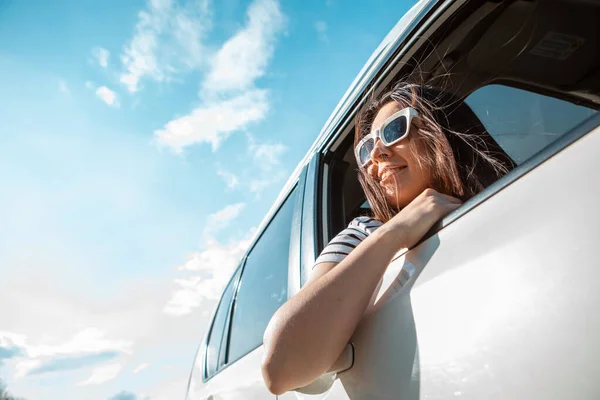 Uma Mulher Olhar Pela Janela Carro Conceito Viagem Rodoviária Verão — Fotografia de Stock