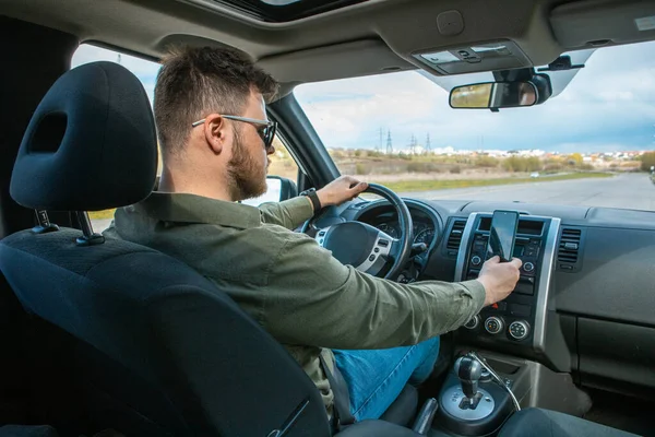 Homem Sentado Carro Usando Telefone Distraído Estilo Vida — Fotografia de Stock