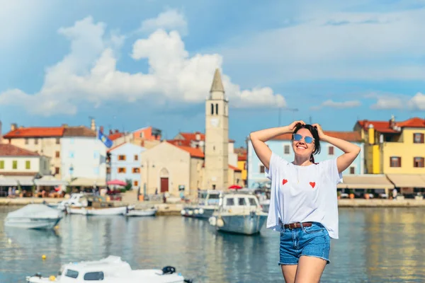 Junge Hübsche Lächelnde Frau Strand Der Stadt Fazana Hintergrund Kroatien — Stockfoto