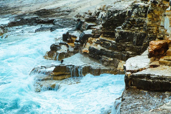 Вид Воду Хвилями Скелястою Скелею Копіювання Простору — стокове фото