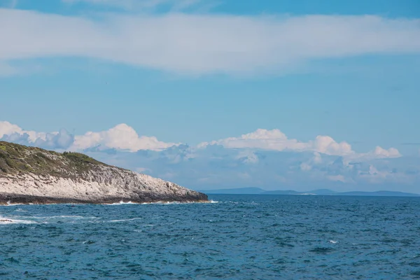 Kayalık Uçurumlu Güzel Bir Deniz Körfezi Yaz Tatili — Stok fotoğraf