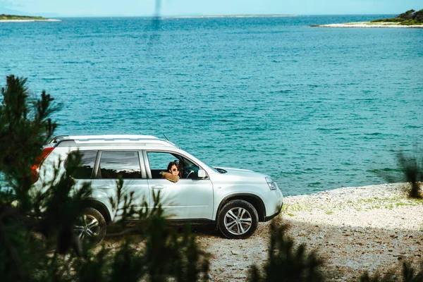 Mujer Coche Suv Blanco Playa Del Mar Bahía Fondo Concepto — Foto de Stock