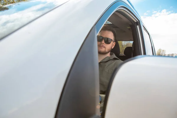 Homem Barbudo Dirigindo Espaço Cópia Carro Hora Verão — Fotografia de Stock