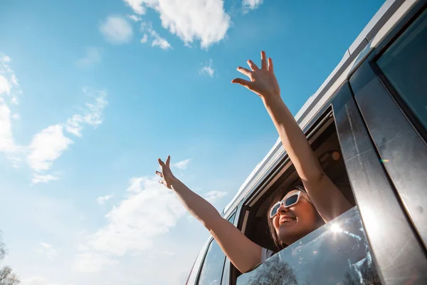 Mulher Ficar Fora Carro Feliz Rosto Sorridente Dia Ensolarado Céu — Fotografia de Stock