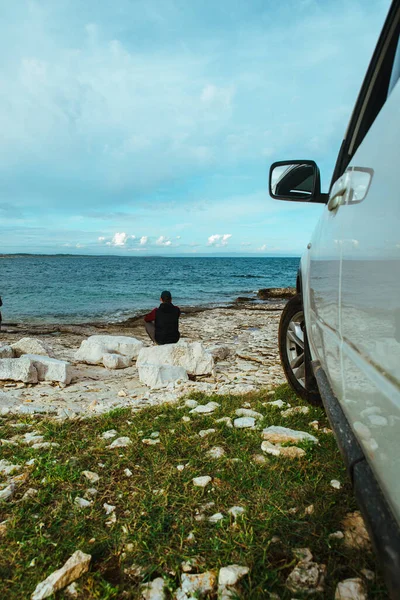 Mann Sitzt Neben Auto Meer Roadtrip Konzept Sommerferien — Stockfoto