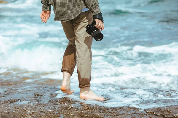 Homem Segurando Profissional Veio Mão Andando Por Mar Praia Rochosa — Fotografia de Stock