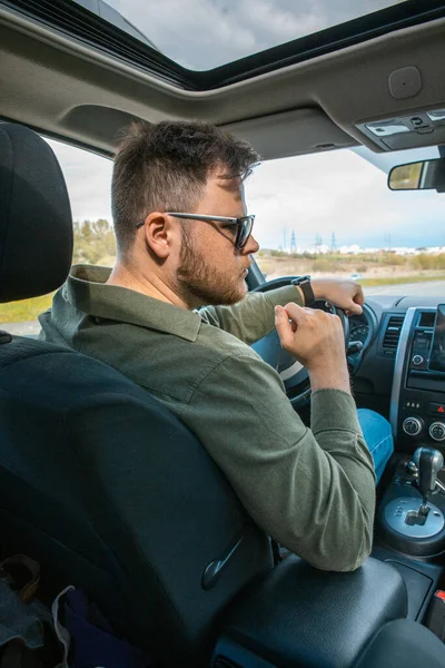 Retrato Homem Conceito Viagem Carro Estrada — Fotografia de Stock