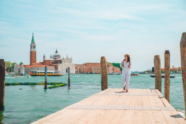 Turist kadın San Giorgio Maggiore Venedik 'e bakıyor.