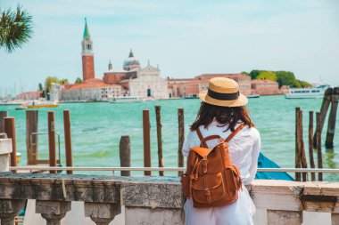 Turist kadın San Giorgio Maggiore Venedik 'e bakıyor.