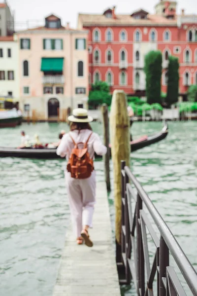 Жінка Йде Дерев Яним Пірсом Дивлячись Гранд Канал Гондолах Венеції — стокове фото