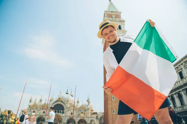 Человек Итальянским Флагом Святой Марки Квадратные Копии Космических Путешествий Концепции — стоковое фото