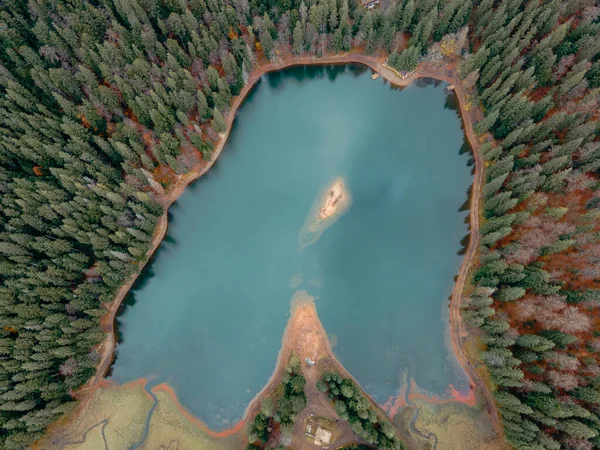 Vista Aérea Lago Cárpatos Outono Montanhas Ucranianas Espaço Cópia — Fotografia de Stock