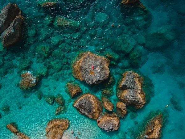 Direttamente Sopra Donna Costume Bagno Rosso Alla Roccia Circondata Dal — Foto Stock