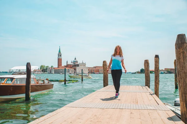 Touristin Schaut Sich Basilika San Giorgio Maggiore Venedig Italien Kopierraum — Stockfoto