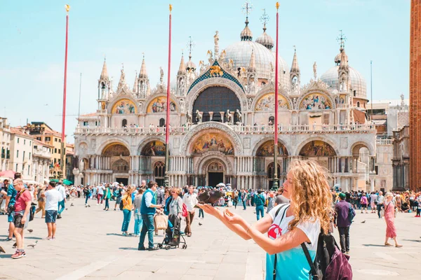 Itália, Veneza - 25 de maio de 2019: mulher turística na praça das marcas de santo com pombas — Fotografia de Stock