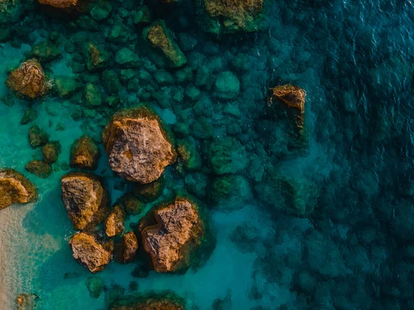 Vue aérienne de la mer plage rocheuse — Photo