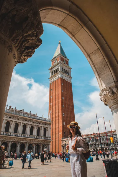 Жінка дивиться на дзвіницю міста Венеції літній час — стокове фото