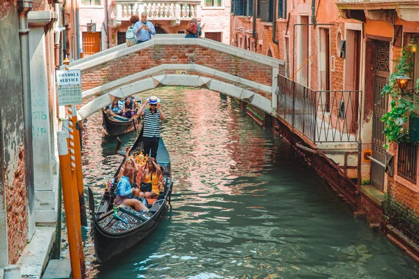 Венеція, Італія - 25 травня 2019: вигляд величного каналу, повного човнів і гандоласького риальту міст на задньому плані — стокове фото