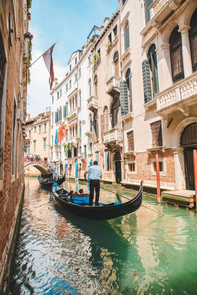 Італія, Венеція-25 травня 2019: люди в гондолах беручи тур по каналу — стокове фото