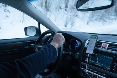 Kış araba yolculuğu görüntüsü içerideki gösterge paneli direksiyonundan