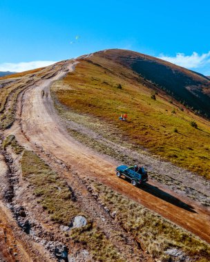 Karpat Dağları 'nın tepesine uzanan off-road çekim yolunun havadan görüntüsü sonbahar sezonunun kopyasıdır.