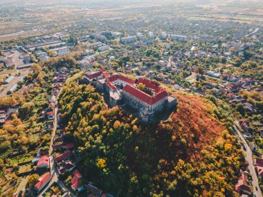 Tahtırevan şatosunun sonbahar mevsimi hava manzarası