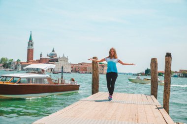 Turist kadın San Giorgio Maggiore Venedik 'e bakıyor.