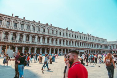 İtalya, Venedik - 25 Mayıs 2019: Ünlü kent meydanıyaz gezisi ile yürüyen insanlar