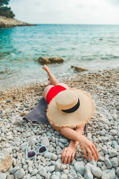 Женщина Лежащая Одеяле Пространстве Копирования Морского Пляжа — стоковое фото