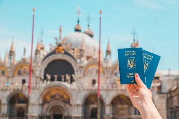 Рука Тримає Українські Біометричні Паспорти Концепція Подорожей Свобода Пересування Італія — стокове фото