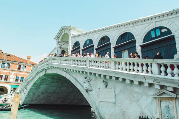 Venice Italy May 2019 Tourists Crowd Rialto Bridge Summer Time — Stock Photo, Image