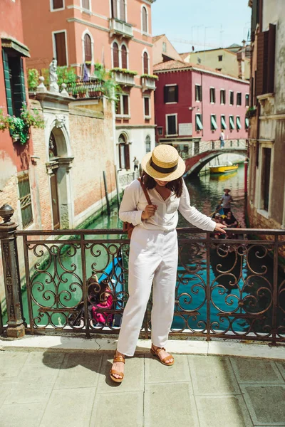 Молода Красива Жінка Мандрівник Стоїть Венеціанському Мосту Хрест Канал Гондоли — стокове фото