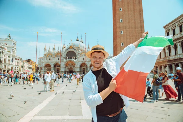 Człowiek Włoskiej Flagi Saint Marks Placu Kopiowania Przestrzeń Koncepcja Podróży — Zdjęcie stockowe