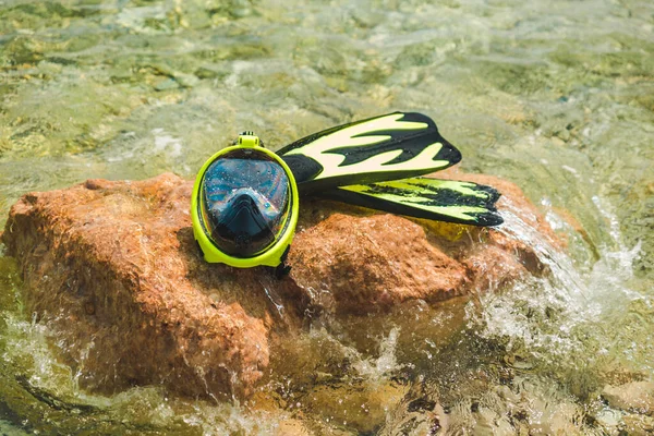 Snorklande Mask Med Flippers Sten Havsvatten Kopiera Utrymme — Stockfoto