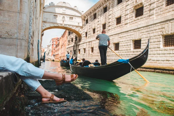 Žena Seděla Nábřeží Benátkách Vychutnávala Pohled Kanály Gondoly Kopírovací Prostor — Stock fotografie